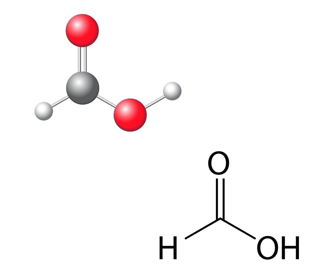 Công thức của axit fomic là CH2O2 hoặc HCOOH